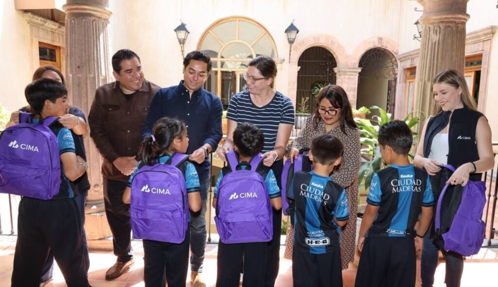 SEDIF recibe donativo de Gallos Blancos y grupo CIMA para apoyo a niñas y niños vulnerables