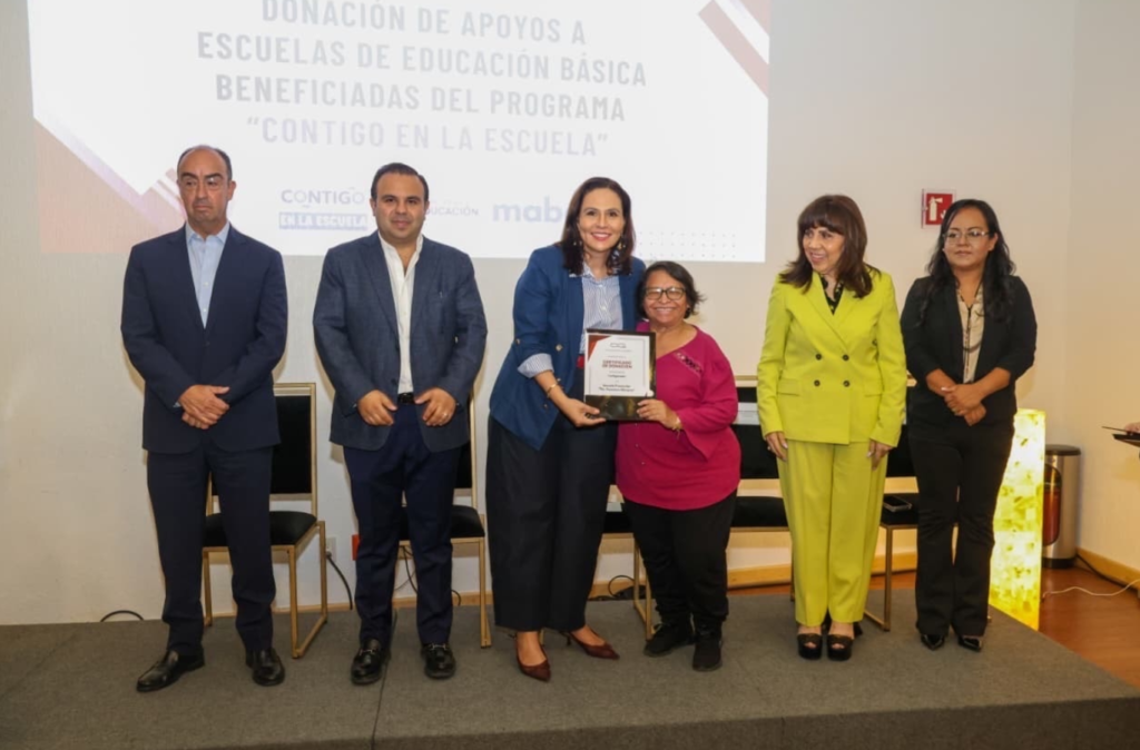 Entregan apoyos a escuelas mediante el programa Contigo en la Escuela