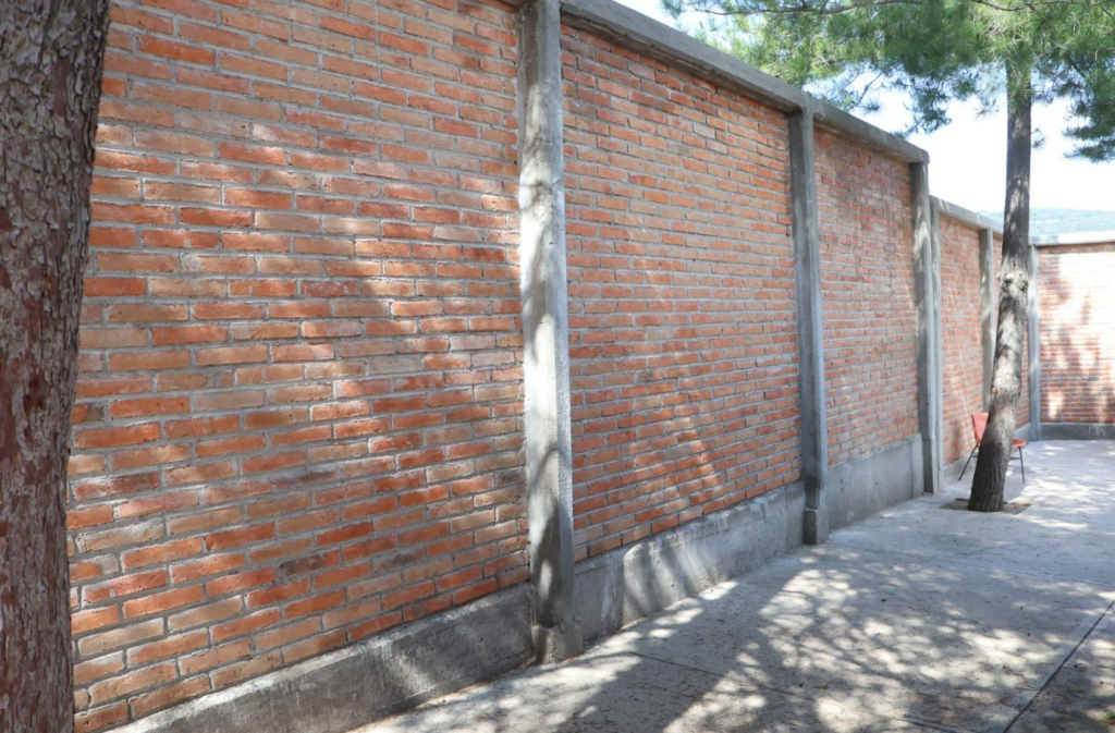 Entregan nueva barda perimetral en primaria de El Salitrillo