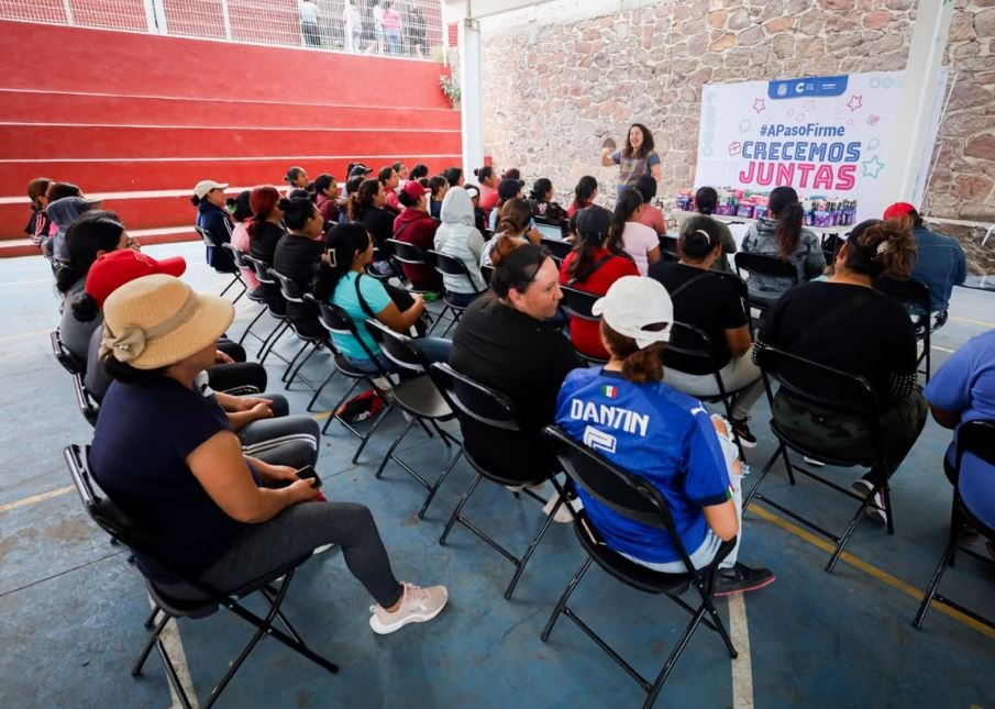 Corregidora beneficia a 755 mujeres con kits de gestión menstrual