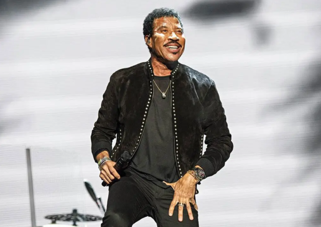 Lionel Richie detiene concierto en Minnesota tras presentar malestar; cancela show en pleno arranque de gira