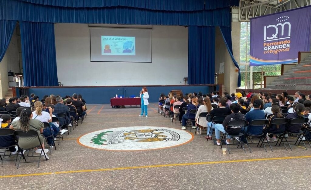 Capacitan a estudiantes y padres en prevención de violencia y salud integral