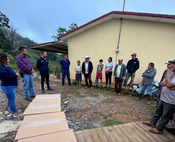 SEDIF entrega apoyo alimentario a familias afectadas por derrumbes en Pinal de Amoles