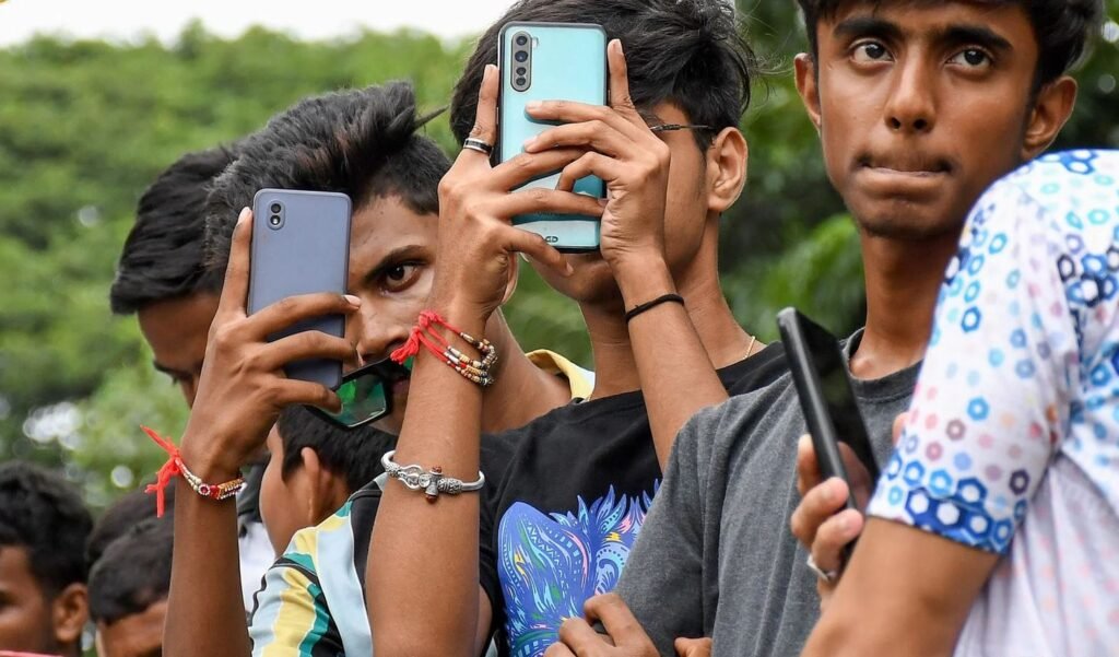 Redes sociales y video desplazan a los medios tradicionales entre los jóvenes, revela informe global