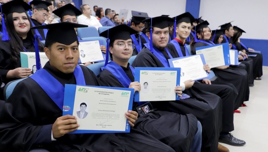 UTC entrega títulos profesionales a egresados de nivel TSU