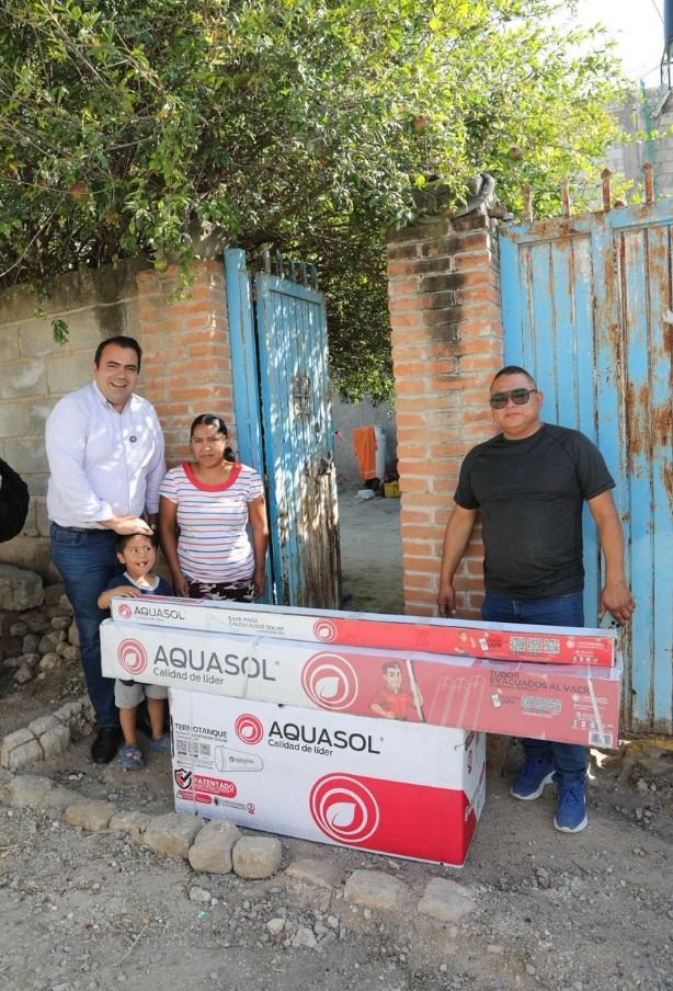 Gaspar Trueba entrega calentadores solares a familias de San Ildefonso