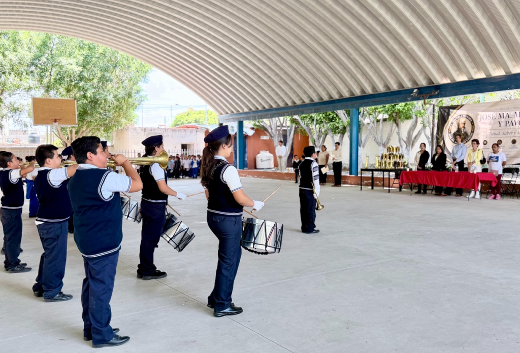 Impulsan formación artística de estudiantes con entrega de instrumentos musicales