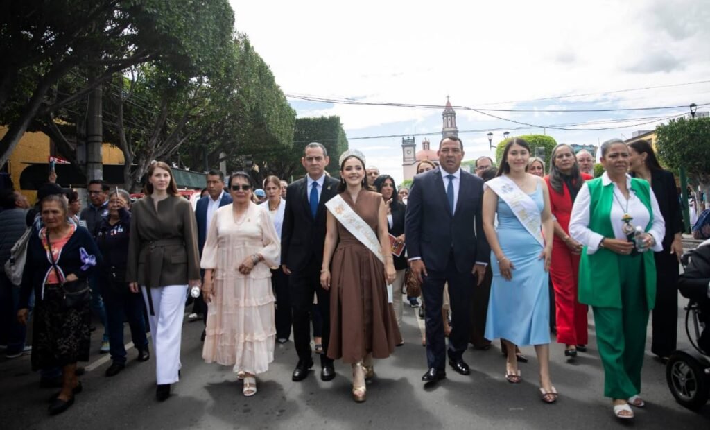 Roberto Cabrera y Gina Sánchez colocan ofrenda floral por el 495 aniversario de la fundación de San Juan del Río