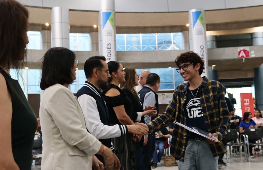 Reconocen labor de universitarios que apoyaron a estudiantes de bachillerato en Querétaro