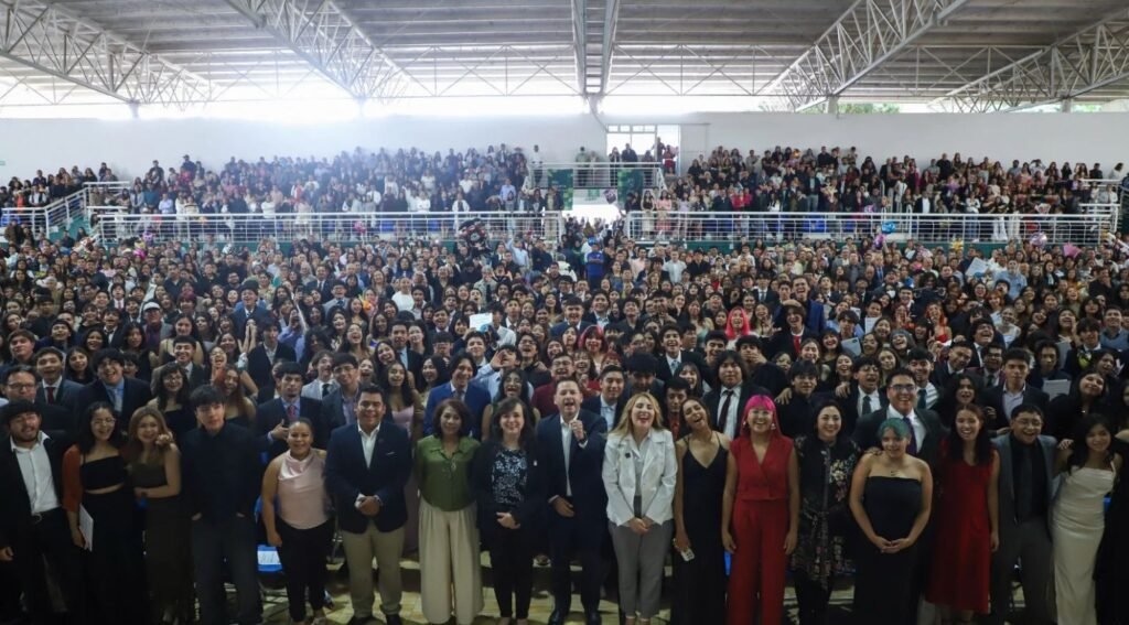 Egresan más de mil 300 estudiantes de Bachilleres UAQ; anuncian nuevo plantel en Aeropuerto