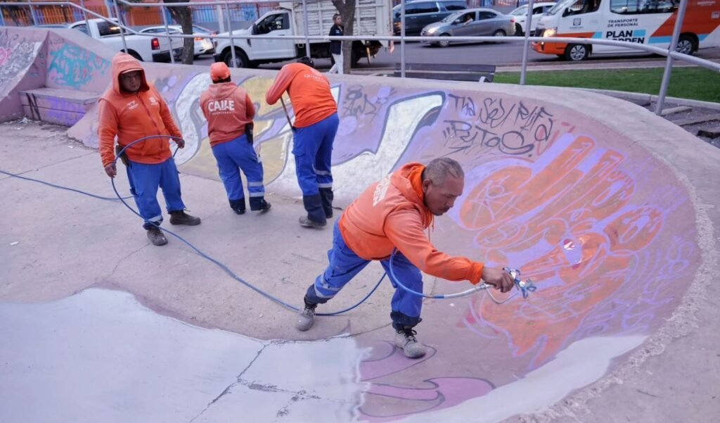 Retira Municipio de Querétaro más de 370 mil metros cuadrados de graffiti