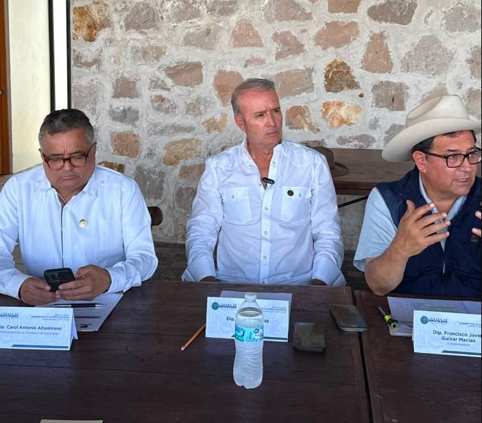 Mario Calzada dialoga con productores de vino para fortalecer al sector en Querétaro