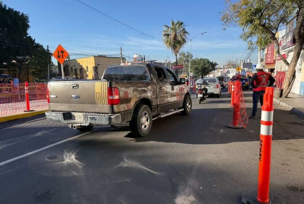 Reabren ambos sentidos de Corregidora Norte; operativo vial se mantiene por obras del tren
