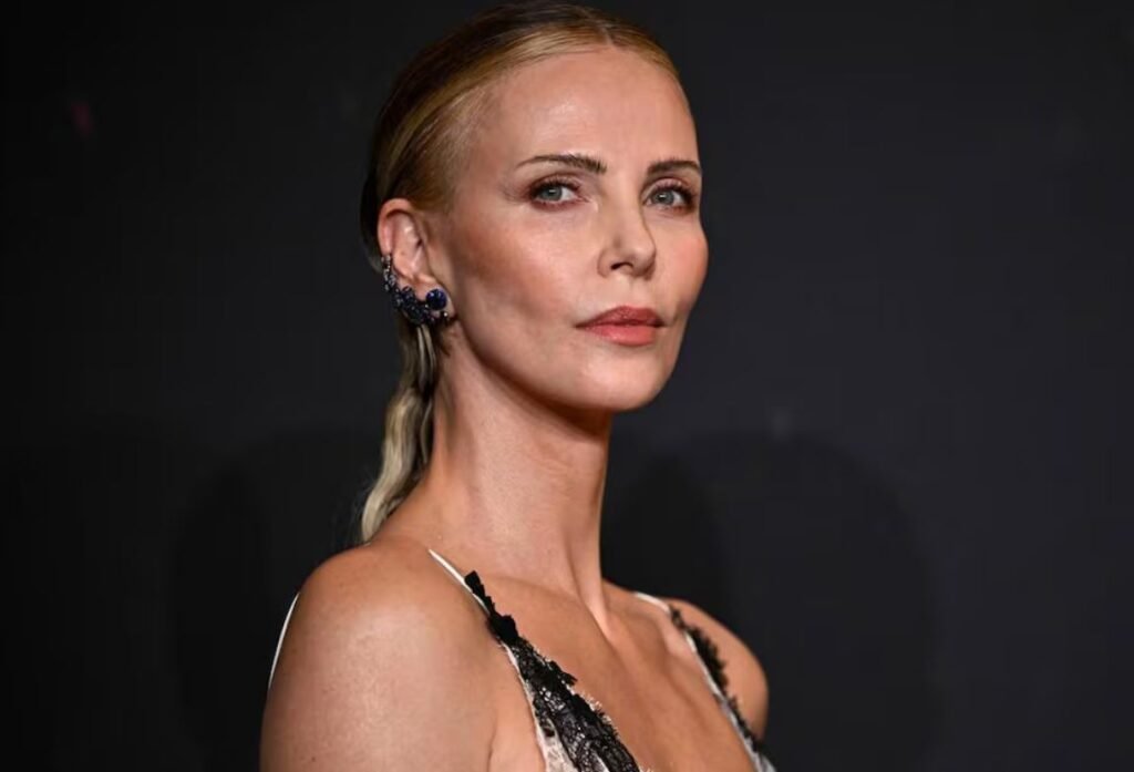 Charlize Theron genera debate en redes por su apariencia durante estreno de «La Odisea»