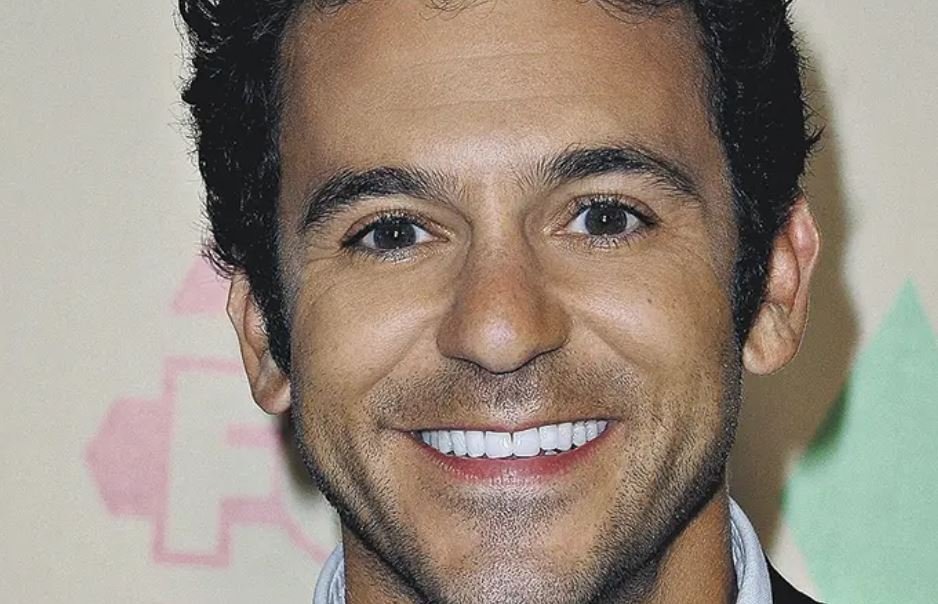 Fred Savage cumple 50 años y revive la nostalgia de «Los años maravillosos»