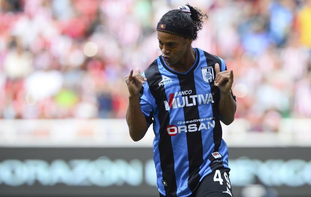 Ronaldinho felicita a Gallos Blancos por su aniversario 76 y el club le responde