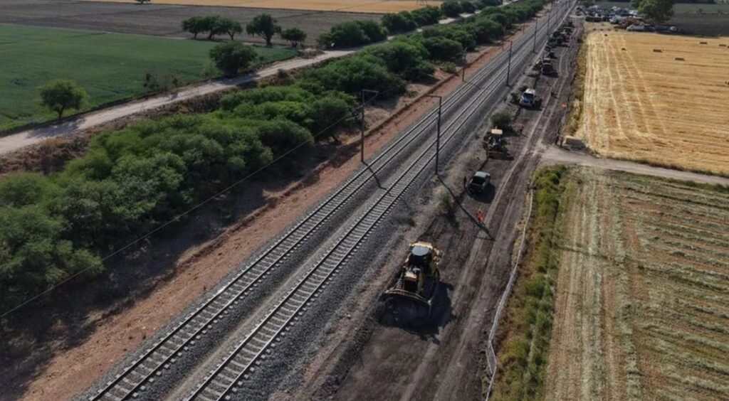 Ejidatarios avalan paso del tren México-Querétaro por El Salto