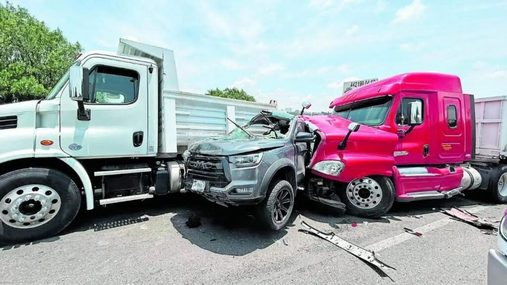 Frenos fallan en tráiler y provoca carambola con ocho vehículos en la Cuesta China