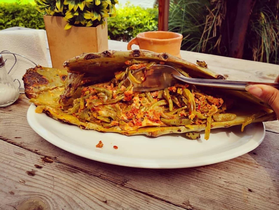 Nopal en su penca, un sabor tradicional de Querétaro que nace entre la tierra y el fuego