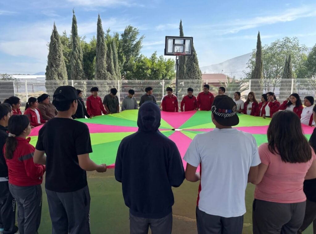 Brigadas de la UAQ llevan apoyo en salud mental y convivencia a más de 3 mil estudiantes de Cadereyta