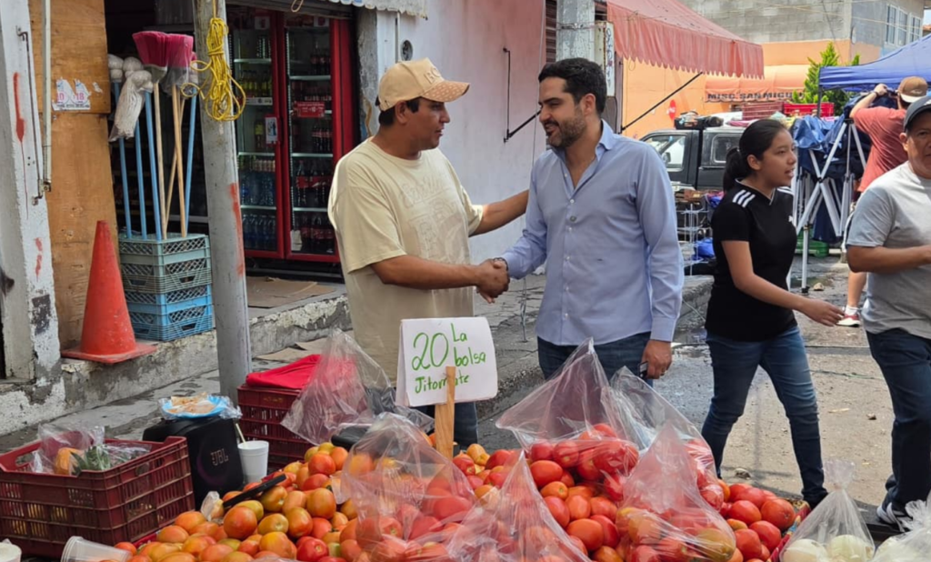 Agustín Dorantes recorre tianguis para escuchar a comerciantes y vecinos