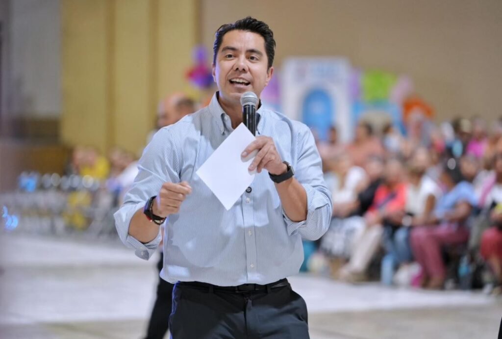 Reconoce Felifer Macías legado de adultos mayores en el “Baile de Plata”