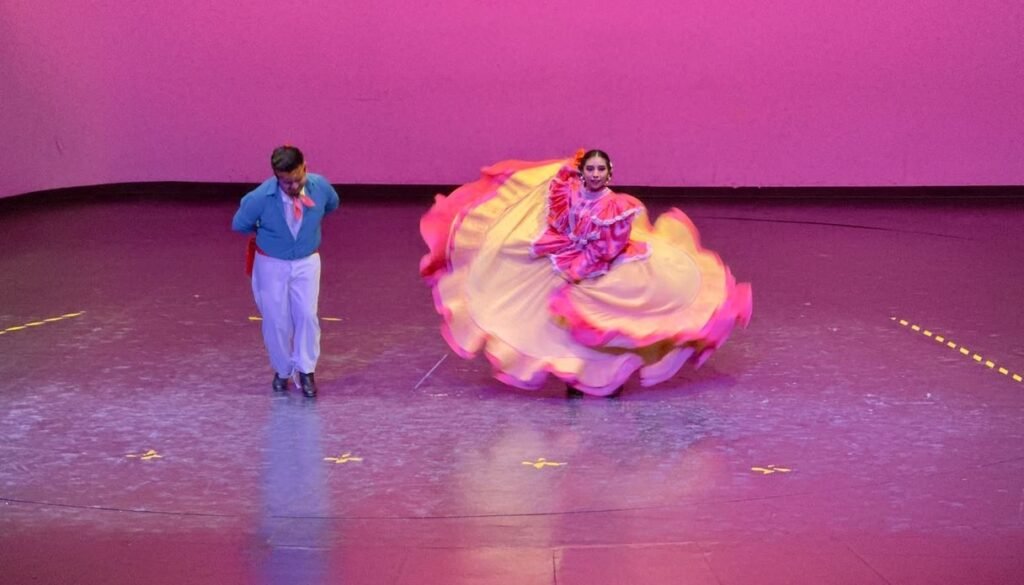 UNAQ celebra la Independencia con festival que reúne a grupos de danza