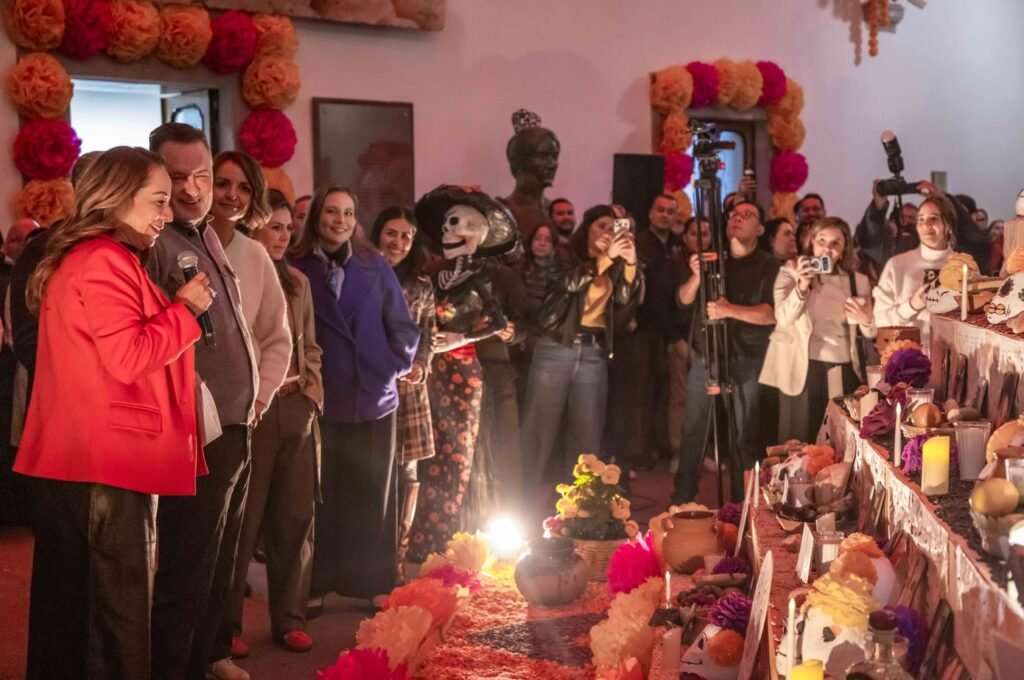Más de mil 200 fotografías dan vida al altar “Dulces Recuerdos” en Querétaro