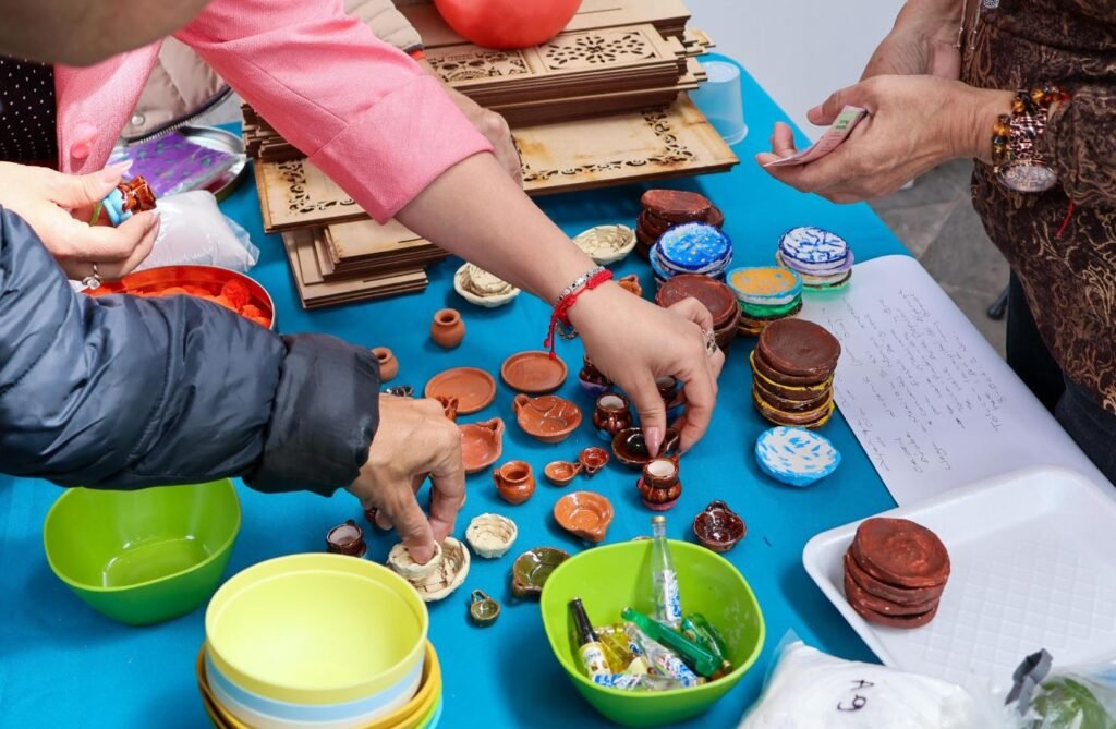 Corregidora preserva tradiciones con taller de alfeñiques y altares de muertos